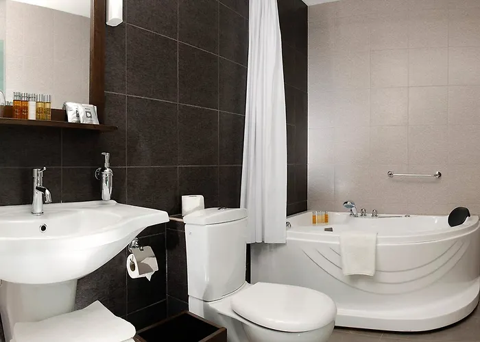 Honest By Chic & Basic 4*