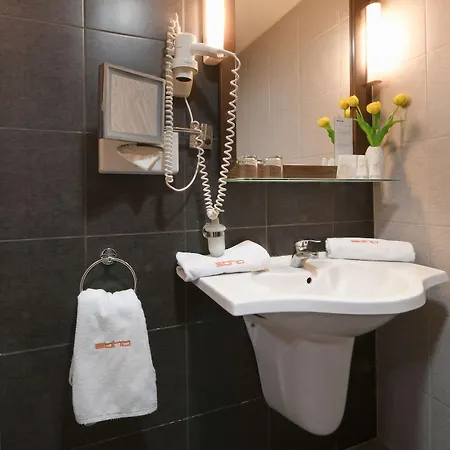 The Honest Budapest By Chic & Basic 4*