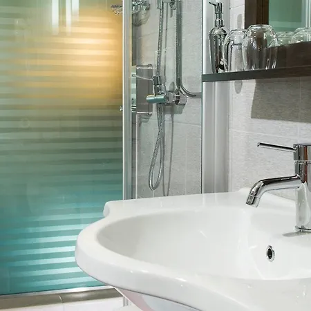 The Honest Budapest By Chic & Basic 4*