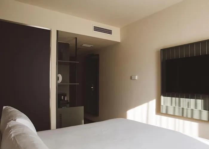 Honest By Chic & Basic Hotel 4*