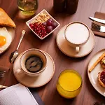 Honest By Chic & Basic Budapest